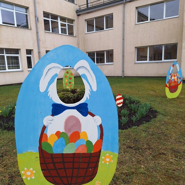 Skola tērpjas Lieldienu rotā