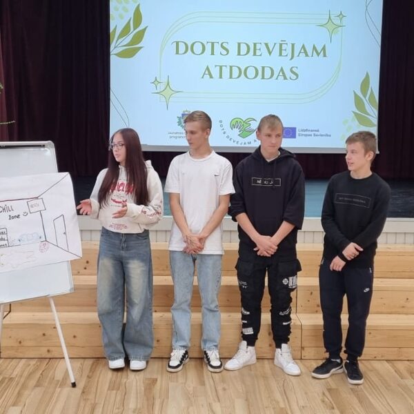 Skolas jaunieši projektā "Dots devējam atdodas".