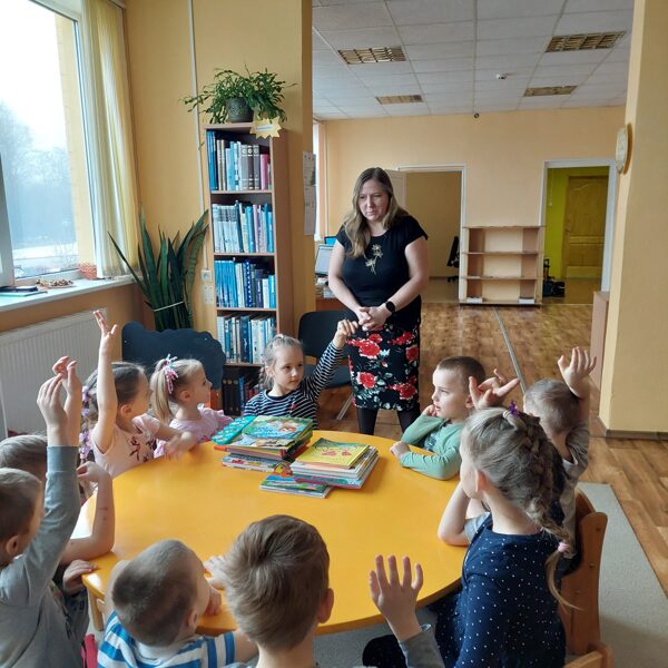 "Ežuki"Tilžas pagasta bibliotēkā.