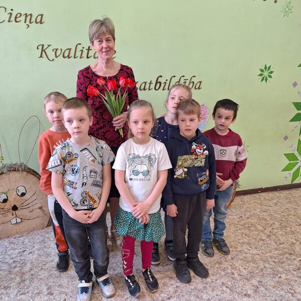 Nākamie pirmklasnieki ciemojas pie skolā.