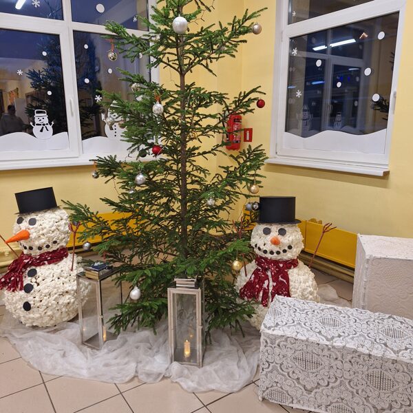 Skola tērpjas svētku rotā