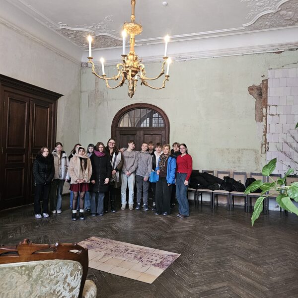 8.un 9.klase apmeklē Cesvaines pili.