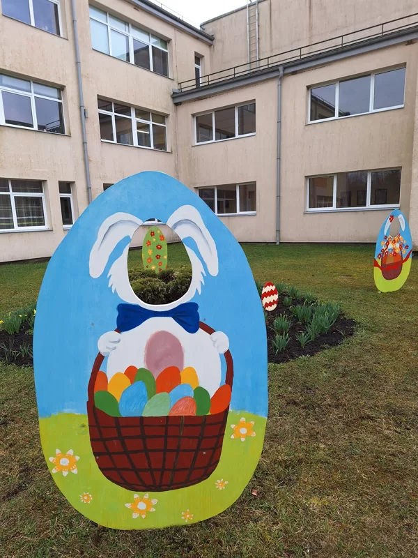 Skola tērpjas Lieldienu rotā