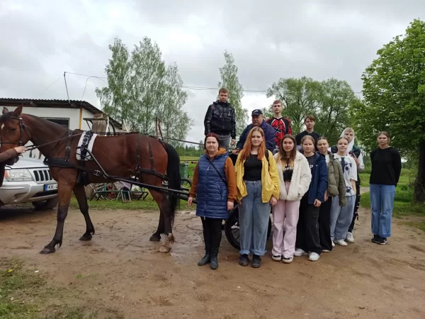 9.klase ciemojas zirgu sētā "Kapuleja"