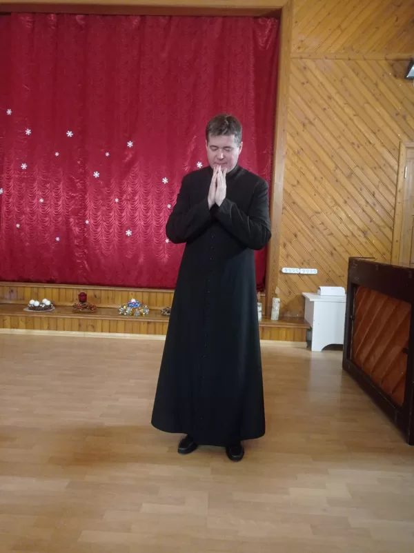 Aizdegta piemā svecīte Adventes vainagā.