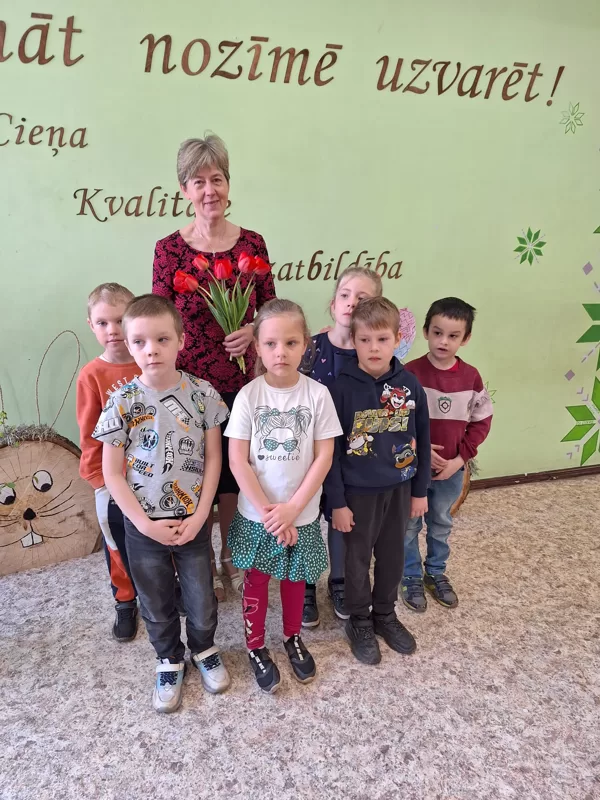 Nākamie pirmklasnieki ciemojas pie skolā.