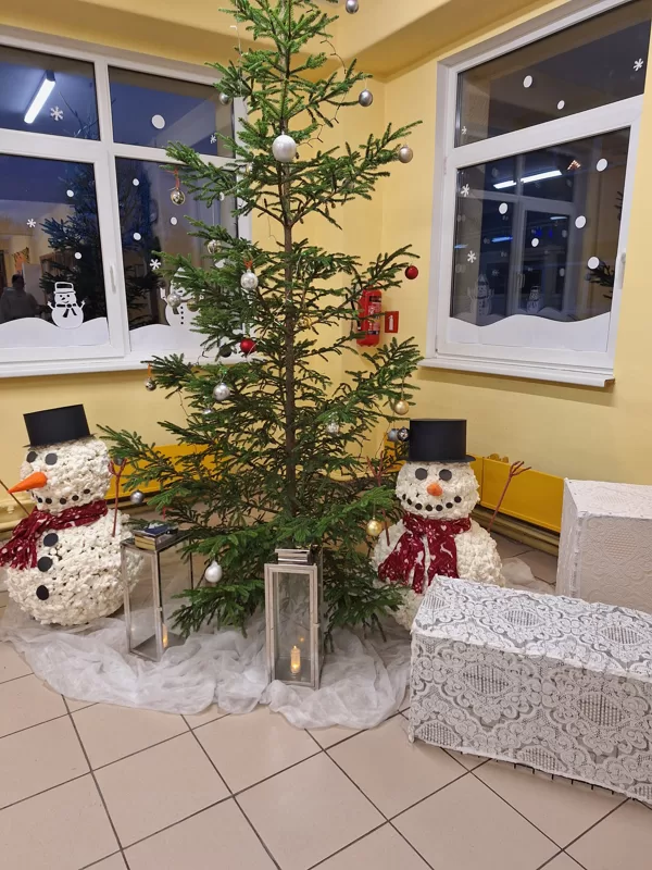 Skola tērpjas svētku rotā