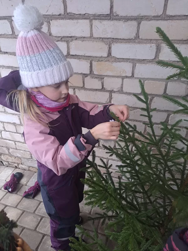 Eglīšu rotāšana.