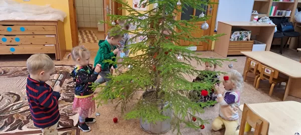 Eglītes rotāšana.